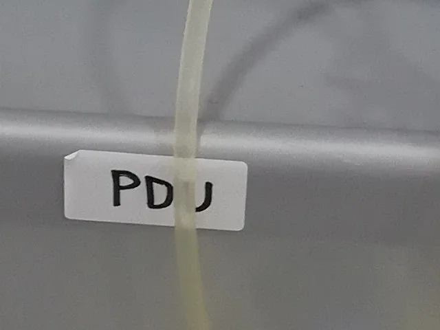 Hemodialízis gép kezelőpaneljének szerkezete közelről, klinikai környezetben